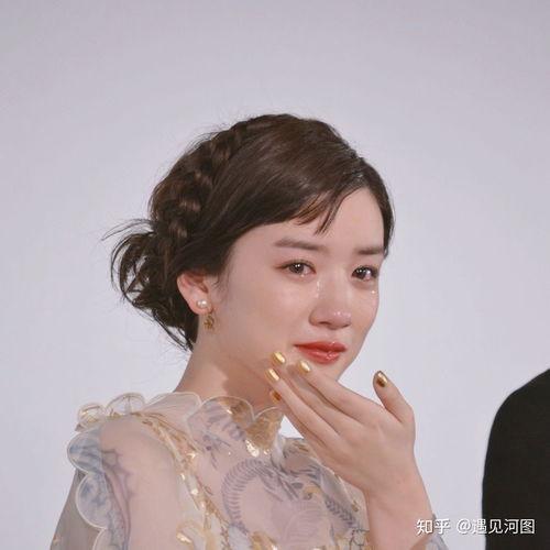 翻护栏明星网红,揭秘娱乐圈的跨界传奇与影响力”