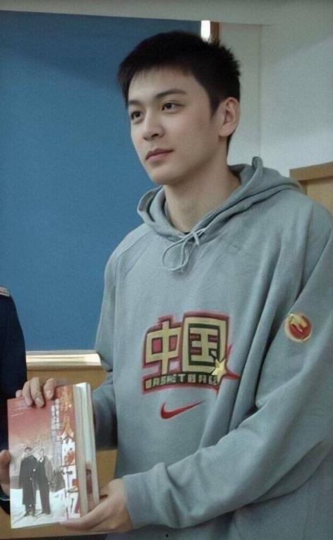 男明星网红口罩,揭秘男明星网红的时尚风采